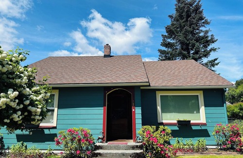 Packwood House | Daffodil Cottage! Downtown Packwood, walk to brewery, restaurants, shops! WIFI