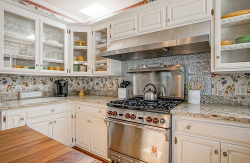 Pacific Grove House | Daffodil House - Pacific Grove House - Block to the Beach