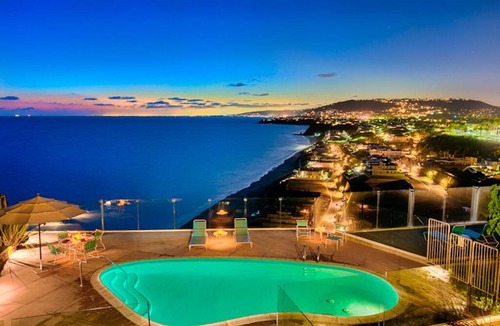 Dana Point Condo | Dana Point Headlands oceanfront with a pool overlooking the beach STR14-0128