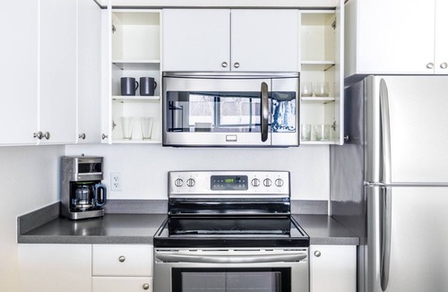 South Beach Apartment | Dapper Waterfront South Beach 2BR w/Pool, Tennis, Spa, by Blueground