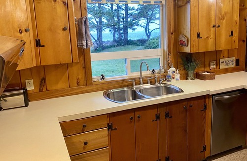 Oak Harbor House | Deception Pass Getaway AMAZING SUNSETS, EAGLES GALORE, BEACHFRONT, HUGE FIRE PIT