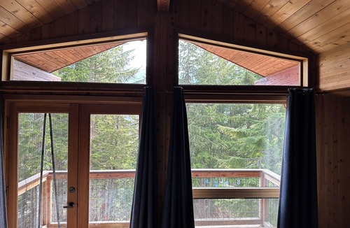Hyak House | Delightful 4-bedroom Mountain Cabin in Snoqualmie Pass for your getaway.