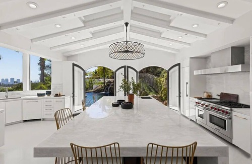 Beverly Glen House | Delightful 7-bedroom house in Beverly Hills with AC, fitness room, WiFi