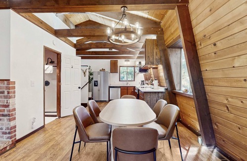 Bijou Park House | Delightful South Lake Tahoe Cabin with BBQ, Decks, Fireplace & Hot Tub - Minutes to Beach&Ski