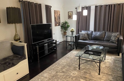Civic Center Apartment | Delta Breeze Getaway
