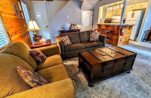 Big Bear Lake House | Deluxe 2-Bedroom Ski Retreat Walk to Snow Summit Mountain Resort