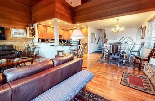 Mammoth Lakes Condo | Deluxe Mountain Townhome, 2 Master Suites. Large Private Deck & Washer/Dryer