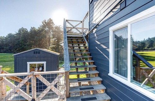 Mendocino House | Designer Cottage Chic Farmhouse l 3 Min to Town l Acre Land l Ocean Views