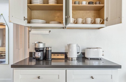 The Willows House | Designer Home Near Stanford/Tech Hub+AC/Gym/Office/BBQ/Parking. 2 Bed/1 Bath.