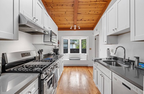 The Willows House | Designer retreat home near Stanford! Luxury, Gym, Peloton, office,Backyard,BBQ