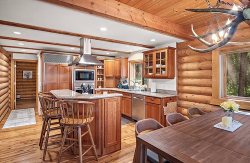 Cle Elum Cabin | Direct access to Cle Elum Lake! Lakefront Log Cabin with Hot Tub/Huge Game Room