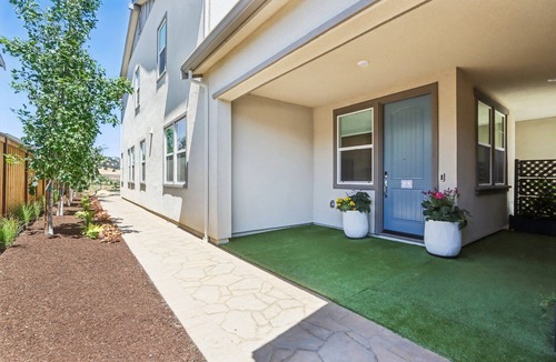 Vacaville House | Discover a peaceful retreat tucked between Vacaville and Fairfield, California.