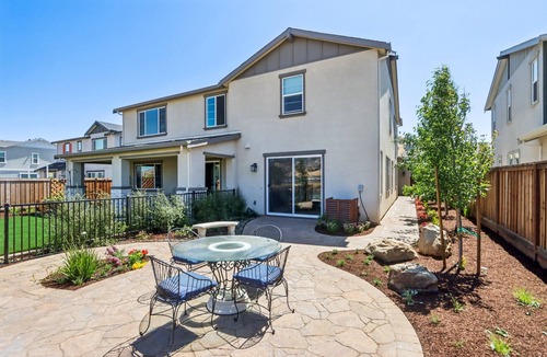 Vacaville House | Discover a peaceful retreat tucked between Vacaville and Fairfield, California.