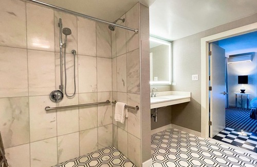 Norma Triangle Hotel | Discover an Elegant Lifestyle in LA! Pool, Pet-friendly, Near Hollywood Museum!