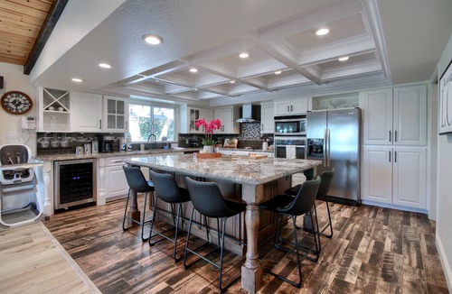 Oakhurst House | Doe Cabin Hot Tub/Playground/Game Room and more!