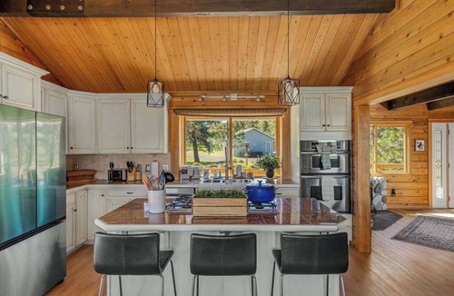 The Dalles House | Dog-friendly, 2-level gorge view home with hot tub, lovely deck, central AC, W&D