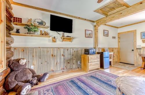 White Salmon Cabin | Dog-friendly cabin near White Salmon River with mtn views, WiFi, courtyard, AC