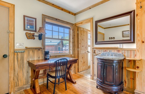 White Salmon Cabin | Dog-friendly cabin near White Salmon River with mtn views, WiFi, courtyard, AC