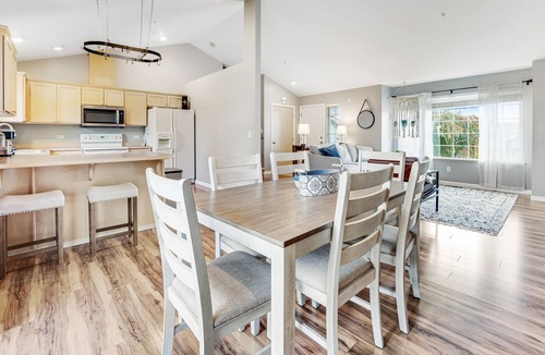 East Wenatchee House | Dog-friendly home with WiFi, hot tub, seasonal firepit, two office spaces