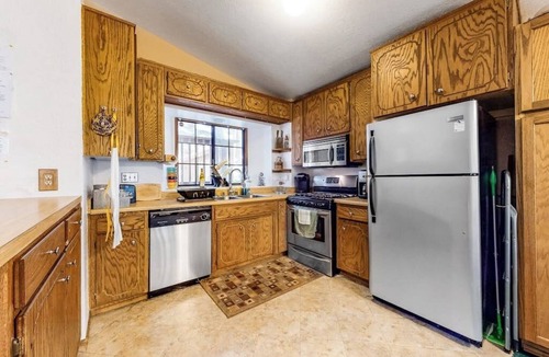 Arrowhead Villas Cabin | Dog-friendly mountain cabin w/full kitchen, wood fireplace, and wet bar