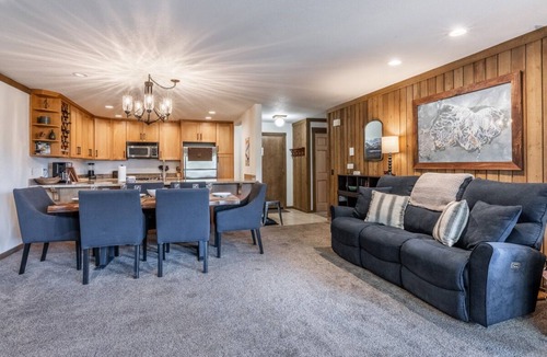 Mammoth Lakes Condo | Dog-friendly, Mountain Condo! Resort amenities! Wood burning stove