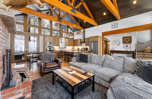 Pateros House | Dog-friendly mountain view home with wood fireplace, washer/dryer, & patio