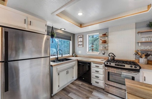 Arrowbear Lake House | Dog-friendly retreat with fast WiFi, washer/dryer & wood-burning fireplace