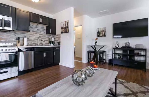 Valley Village Apartment | Downtown Apartment w/Patio, Parking & Modern Kitchen