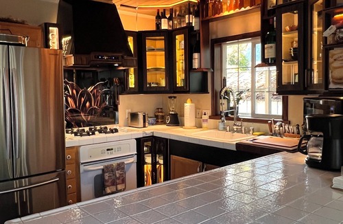 Napa House | Downtown Luxury Retreat: Private Cinema, Custom Bar, Cave Tasting, pet stay free