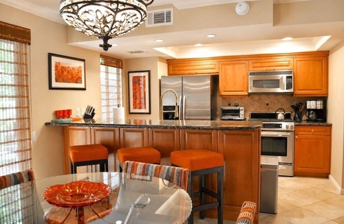 Historic Tennis Club Condo | Downtown Palm Springs 2BR Condo with Pool