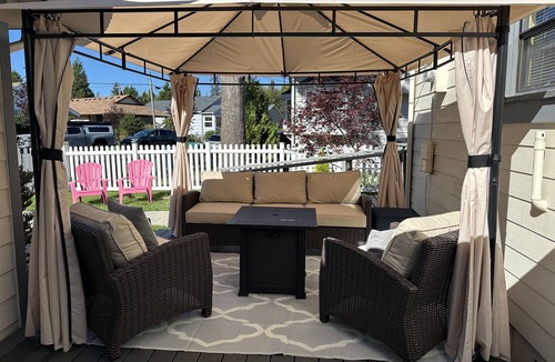Snoqualmie House | Downtown Snoqualmie Home - Hot Tub, Fully Fenced Yard - Pet Friendly!