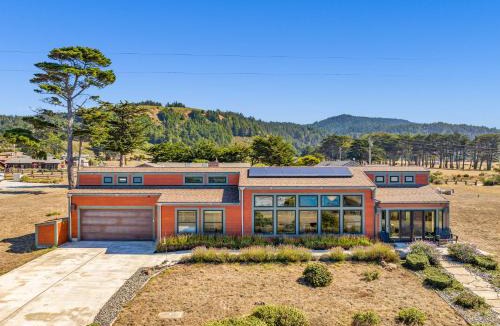 Manchester House | 'Dream Weaver' House w/Hot Tub & Ocean View!