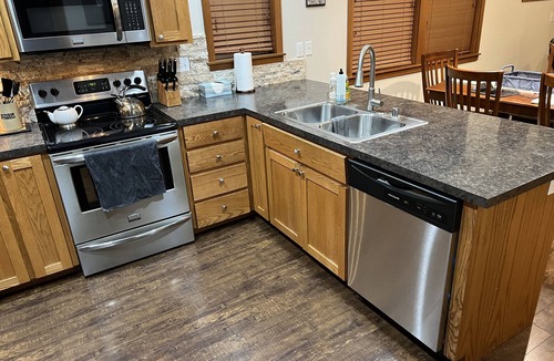 Lynden House | Duplex with A/C on quiet street close to dining, shopping, hospitals & mountains