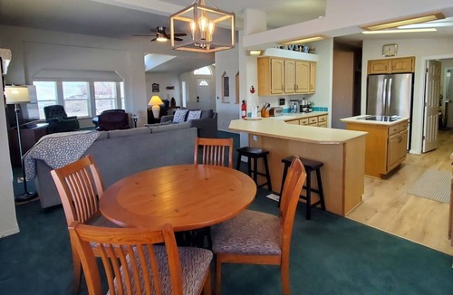 Deer Meadows House | Eagle Point on Lake Roosevelt. 5 Minutes to Spring Canyon Park and Boat Launch.