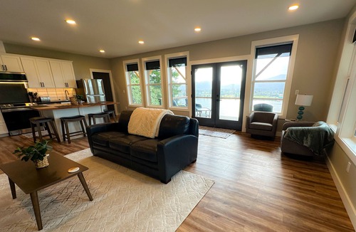 Cathlamet House | Eagles Landing- Luxury multi-family Scenic Retreat on the Columbia river cliffs