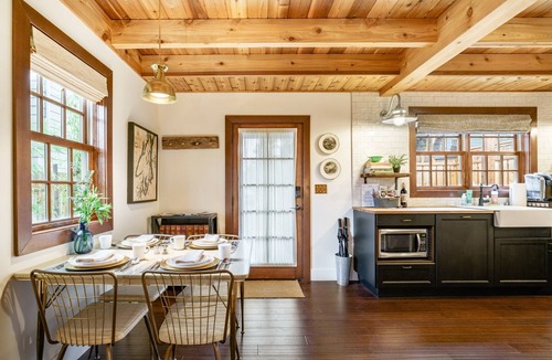 Loyal Heights Cottage | Earl Carriage House: Upscale & Private Guest House