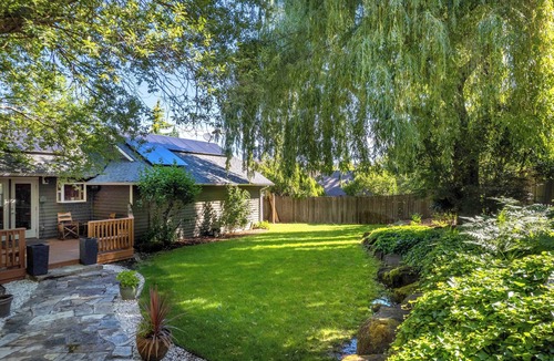 Hood River House | Easy Stay - Hot Tub, Elegant, Peaceful! Pet Friendly!