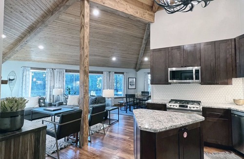 Echo Lake Cabin | Echo Summit Cabin: Hot Tub, 1mi to Sierra at Tahoe