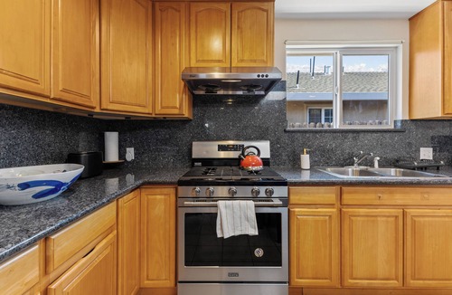 Menlo Park House | Eclectic Tech and Family Friendly with Gaming 5 min Walk to Meta in Menlo Park