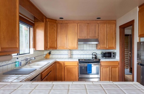 Inverness House | Edgemont | Modern Escape, Stunning Views & Comfort