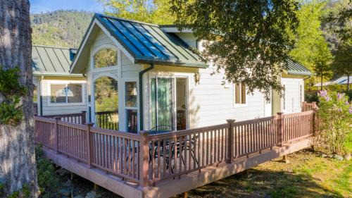 Big Bar House | Elegant Cottage Rental on Banks of Trinity River, California