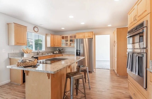 East Wenatchee House | Elegant, Light-Filled Retreat with Scenic Views in a Peaceful Neighborhood