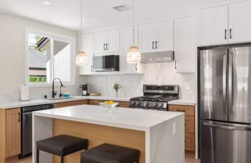 The Plaza House | Elegant Oasis | Heated Pool & Spa | 5mi to Beach