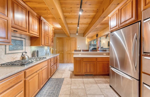 Tahoma Cabin | Ember by Avantstay Majestic Entertainers Home w/Pine Tree Views & Close to Meek's Bay