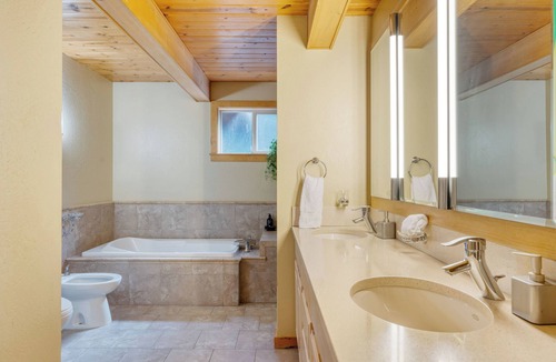 Tahoma Cabin | Ember by Avantstay Majestic Entertainers Home w/Pine Tree Views & Close to Meek's Bay