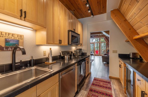 Ridgewood House | Ember Ridge - Lake View w Guest Unit, Hot Tub, Ping Pong, Dog OK