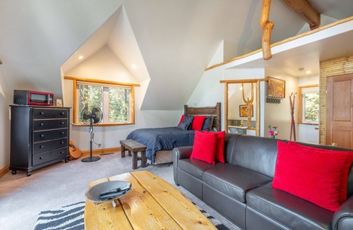 Ridgewood House | Ember Ridge - Lake View w Guest Unit, Hot Tub, Ping Pong, Dog OK
