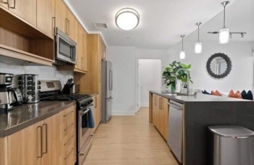 Downtown Bed & Breakfast | Emerald Garden' Upscale & Serene Retreat Walk to Beach Pool Gym