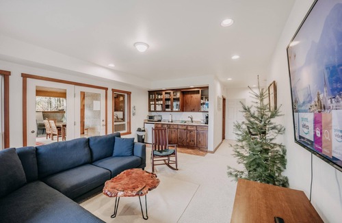 Glacier Apartment | En Suite #15 - Mountain Views - Hot Tub - Pets Ok