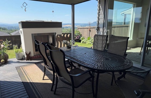 Monroe House | EN-SUITE BEDROOM IN A CLEAN, MODERN HOME WITH VIEWS & CATS!